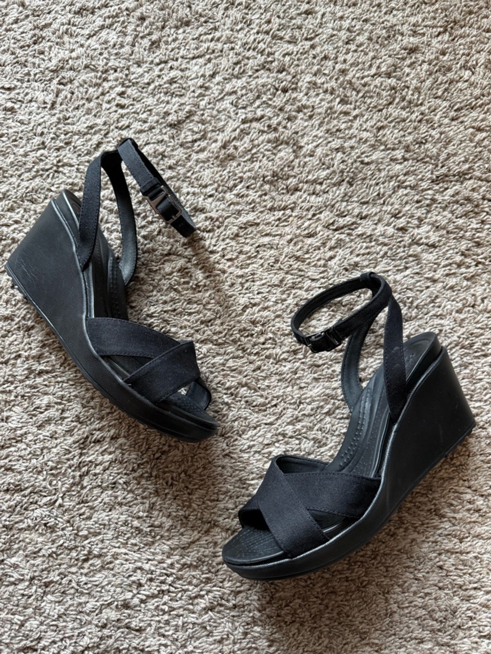 Women’s Crocs Black Leigh II Cross-Strap Ankle Wedge Sandal Sz. 9